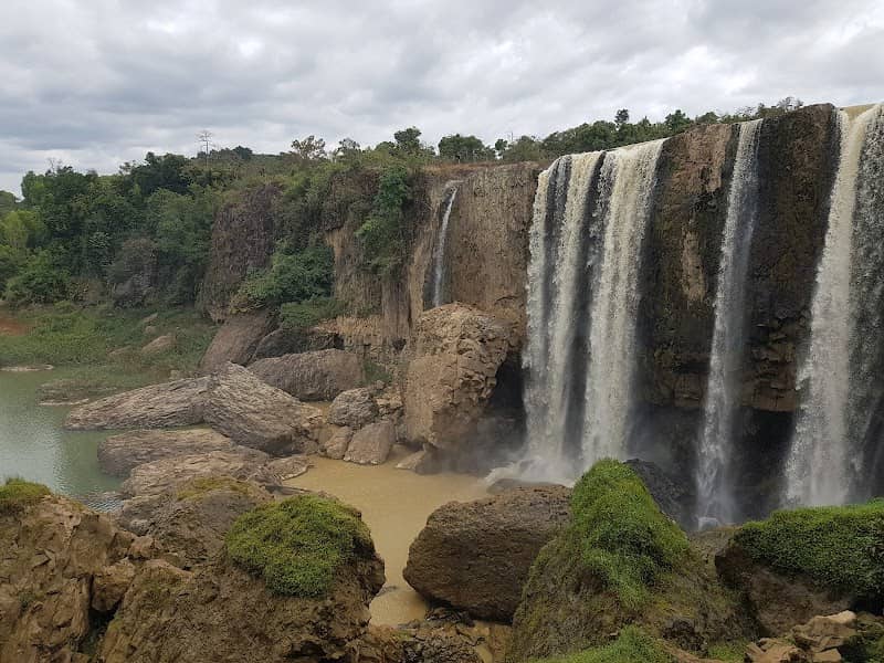 Dòng nước trong xanh tại Thác Bảo Đại