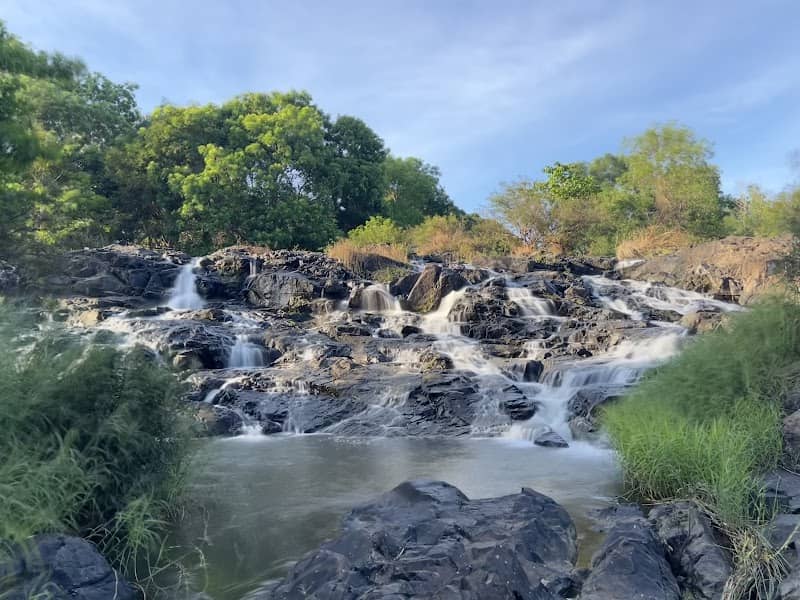 Khung cảnh thác Hòa Bình