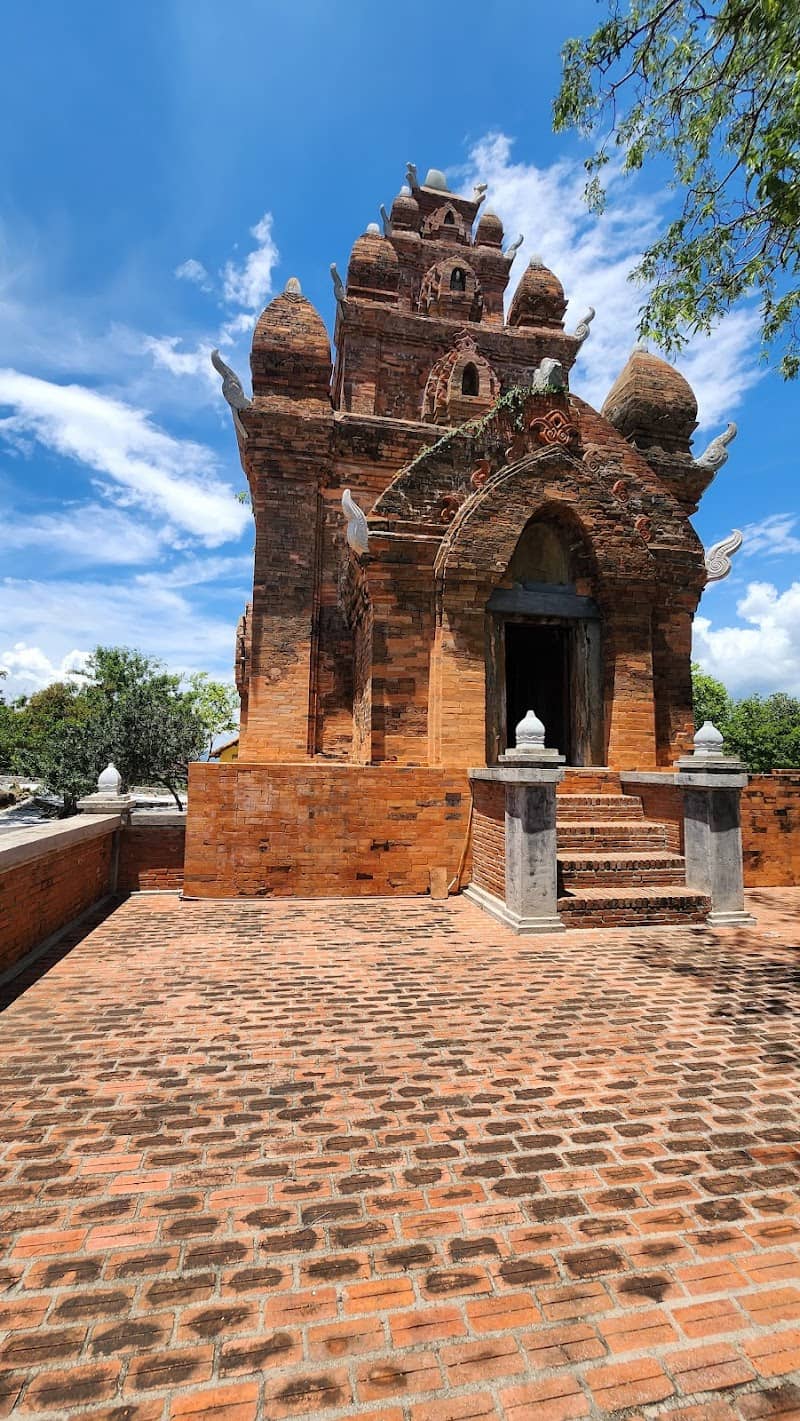 Tháp Po Ro Me Có Gì Hấp Dẫn? Review & Kinh Nghiệm Du Lịch Chi Tiết