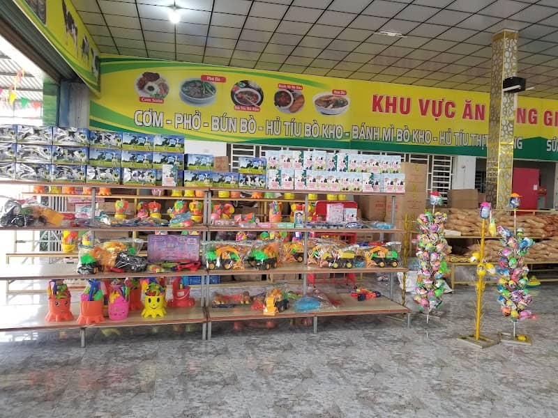 Đa dạng bánh kẹo và đặc sản tại Trạm Dừng Chân Bò Sữa Long Thành A