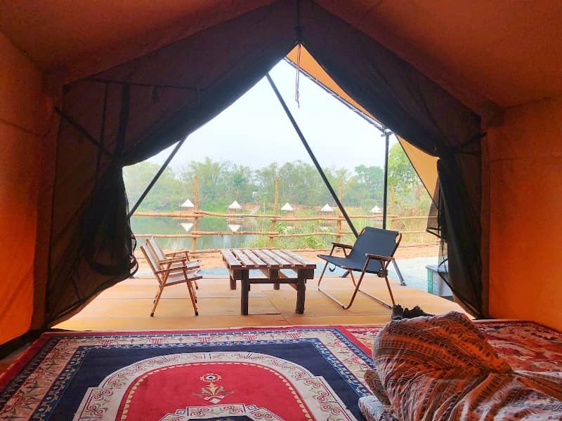 Bể bơi với view xanh mát