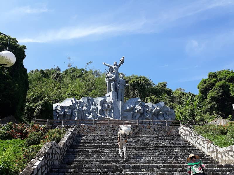 Tượng đài Chị Sứ - góc chụp toàn cảnh