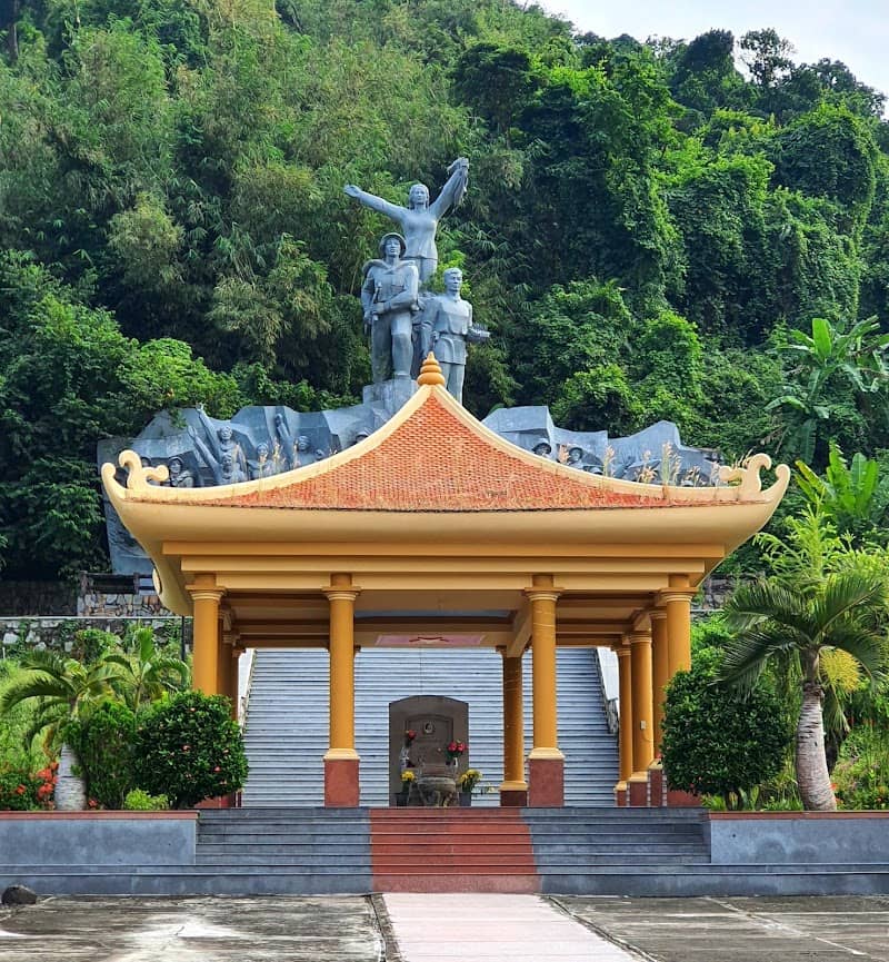 Khu tưởng niệm Bác Hồ tại Tượng đài Chị Sứ