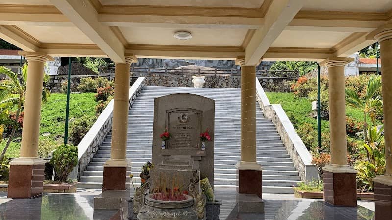 Hố bom lịch sử và hồ sen