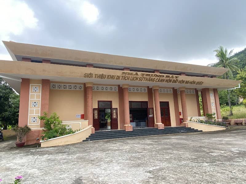 Con đường vào Tượng đài Chị Sứ với đồng lúa