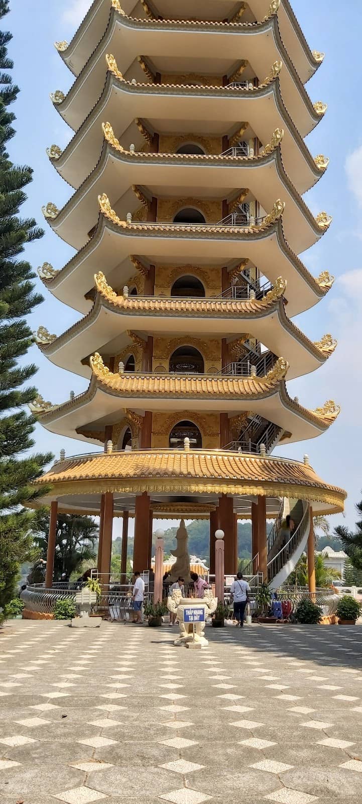 Khuôn viên chùa Phật Lớn Núi Cấm