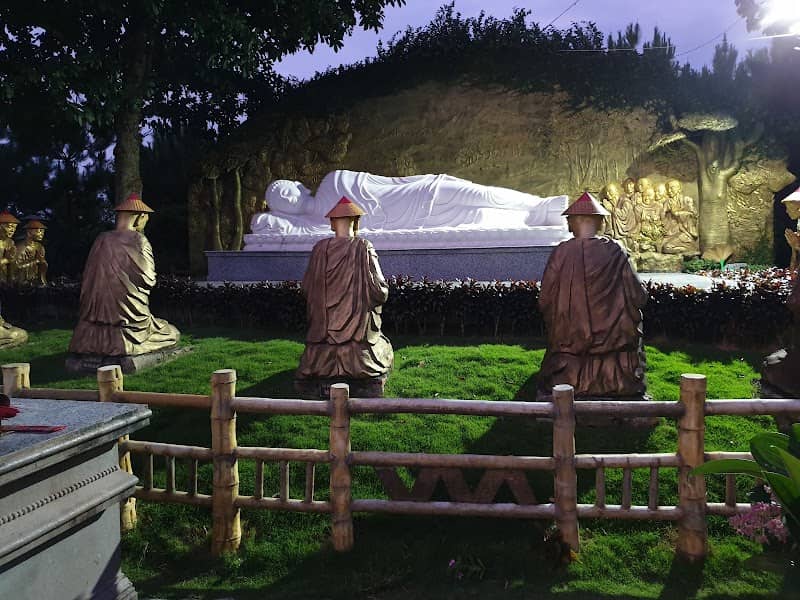 Tượng Phật Di Lặc nhìn từ xa