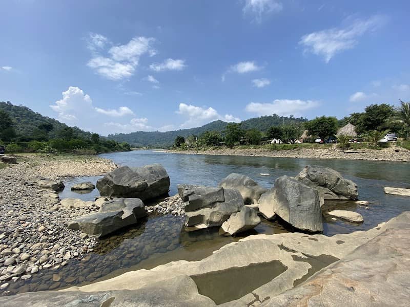 Tắm suối ở Dân Hy