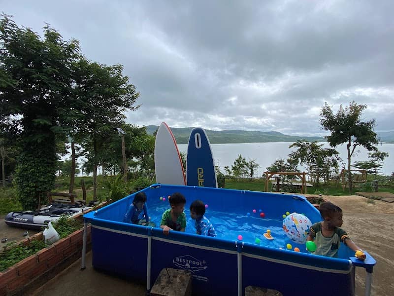 Hoạt động chèo SUP tại KaKa Garden Riverside