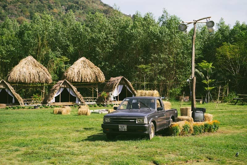 Hoạt động mò cua bắt ốc tại Lữ Quán Village