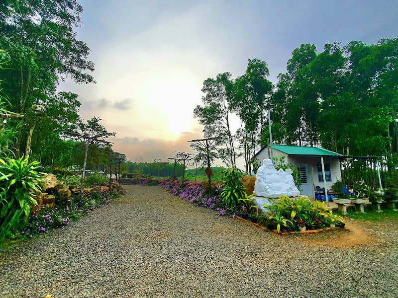 Con đường dẫn vào Ngọc Huyền Farm