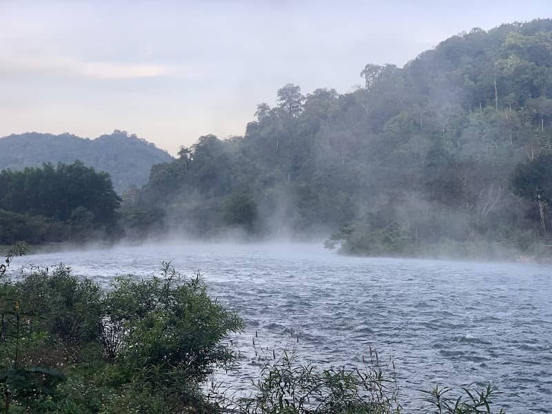 Dòng suối trong xanh tại Boo Camp