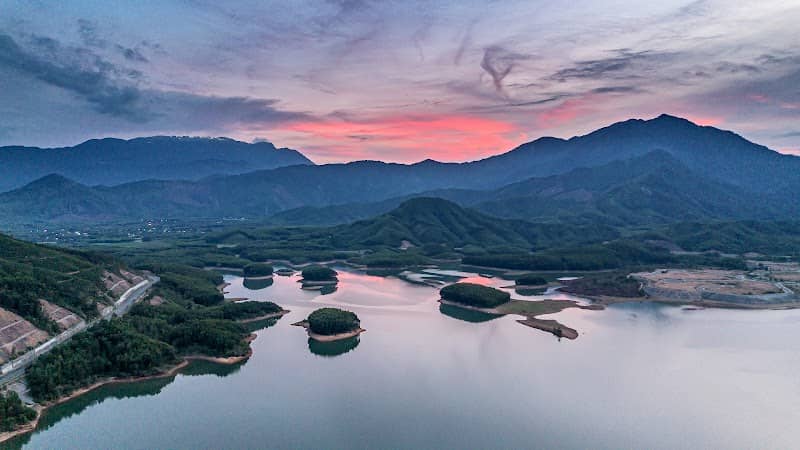 Khung cảnh hoàng hôn Hồ Hòa Trung