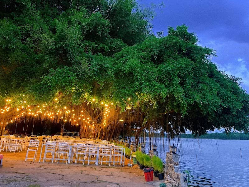 Napy Garden và view hồ Trị An