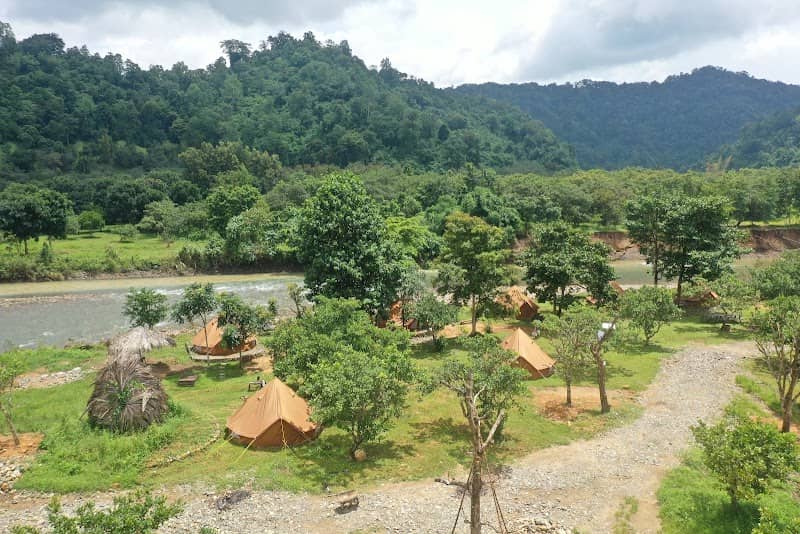 Hoạt động chèo SUP trên suối tại Boo Camp