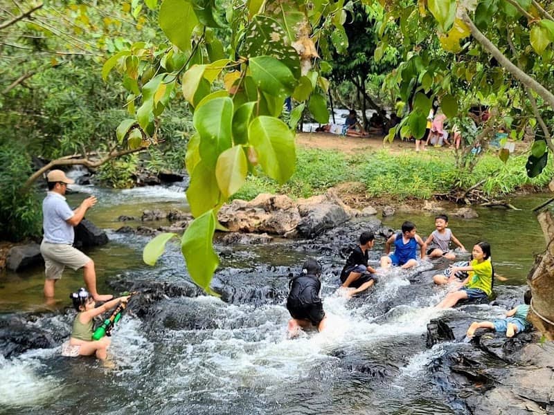 Khu Camping Thác Hòa Bình - Dòng suối