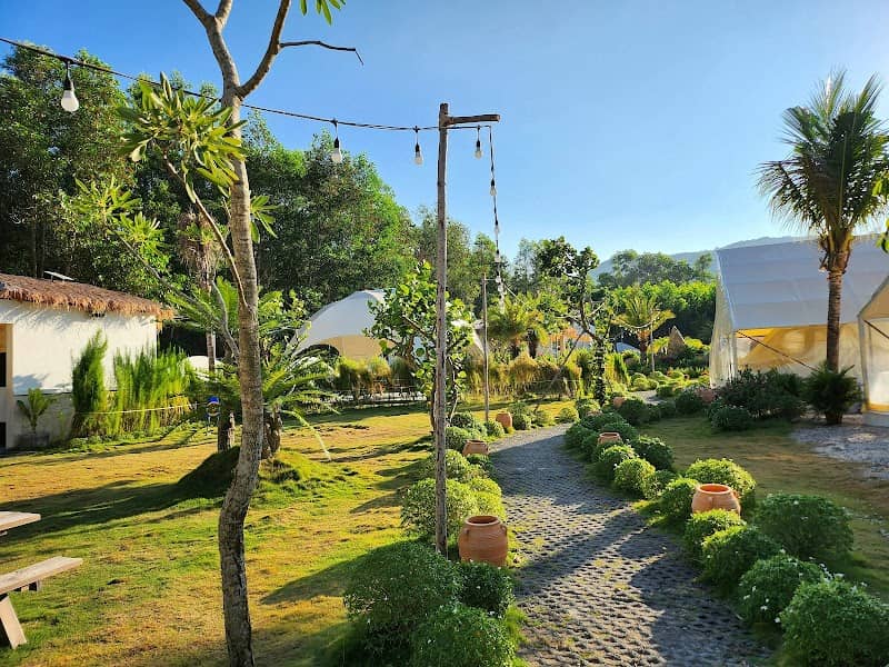 Hoạt động chèo thuyền tại The Oasis Glamping