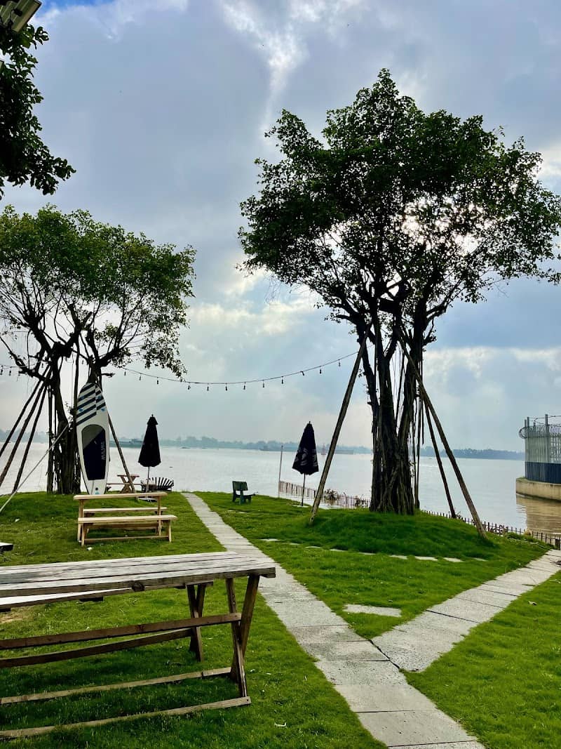 Khung cảnh về đêm tại Riverside Glamping