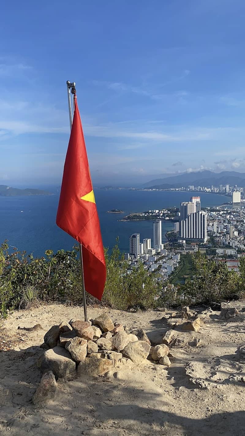 Quán nước dưới chân núi